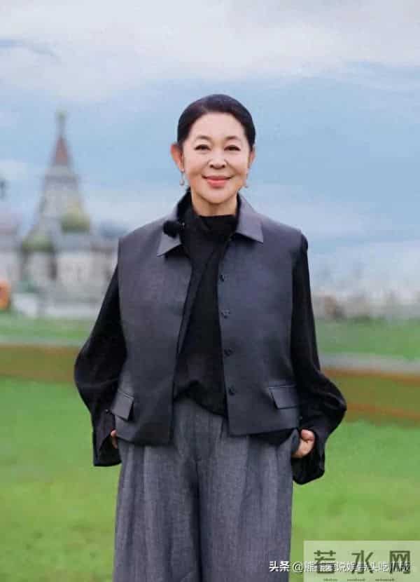 66岁倪萍瘦身后气质大变！穿黑色衬衫+马甲+阔腿裤，洋气又高级！