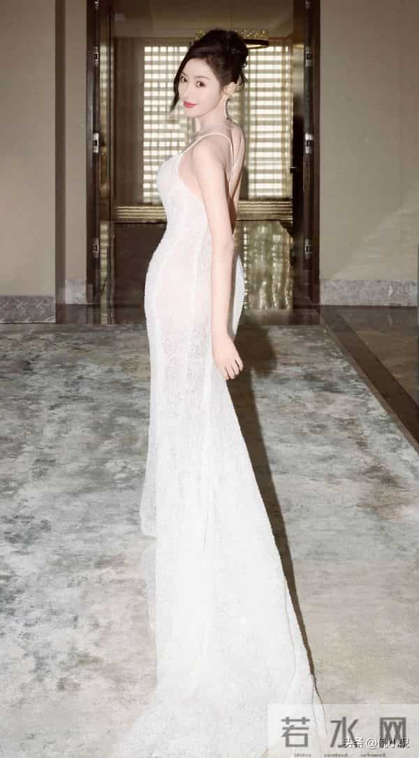 张天爱也太美了！透视吊带裙，身材婀娜多姿