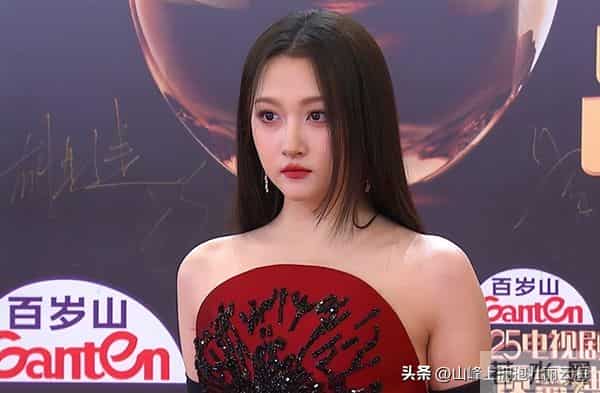 上海那夜，童瑶尽显身材，马伊琍唇妆发亮，关晓彤又“丑出圈”