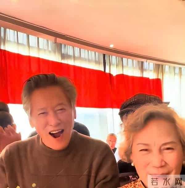 上影演员二代大聚会！75岁灯灯领衔唱夕阳红，他打扮很“非主流”