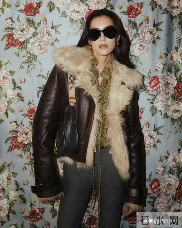 刘雯亮相线下活动，长腿成焦点，网友直呼“恐高”！