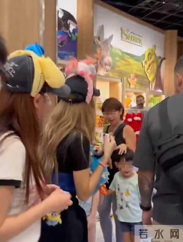 Lisa现身新加坡环球影城，笑容超甜，粉丝们疯狂追逐