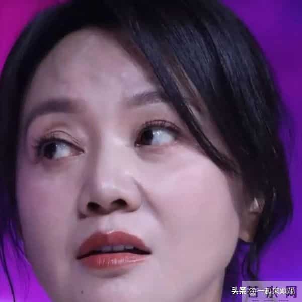 闫妮笑起来的梨涡依旧,眼神清澈明亮,美得如此真实、自然的女神