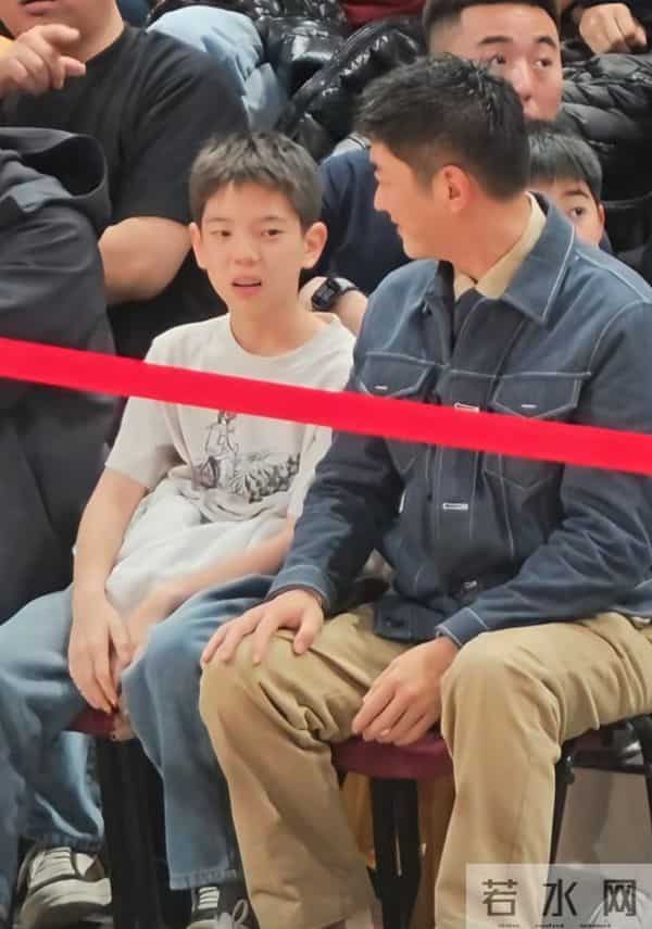 杜江带儿子嗯哼看男篮世预赛，儿子与妈妈霍思燕越来越像！