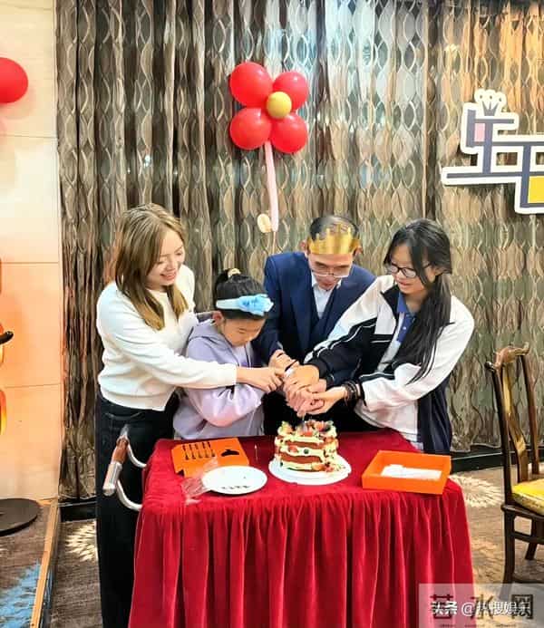 大妹的文案让人泪目！父母同在爱不缺席，分开也不一定就是老谢错