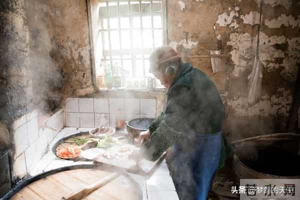 我们村一位妇女为何谈了4个男人，到了晚年还是一个人独居