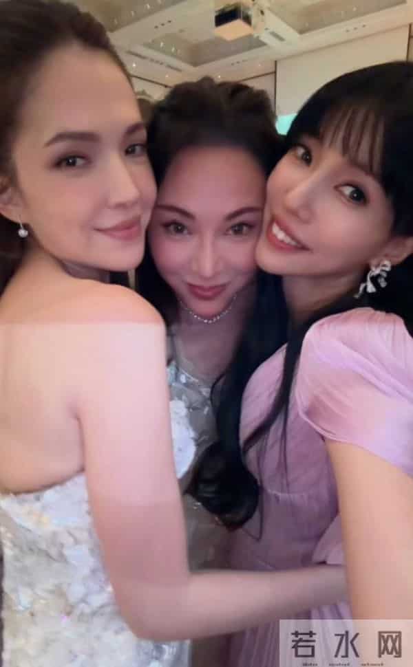 李靓蕾晒邱泽许玮甯婚礼现场照，身着紫色披风长裙和许玮甯玩贴贴