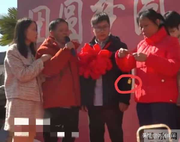 梁志辉给爸妈大红包 弟弟给奶奶买手机 梁志辉是这样到养父母家的！