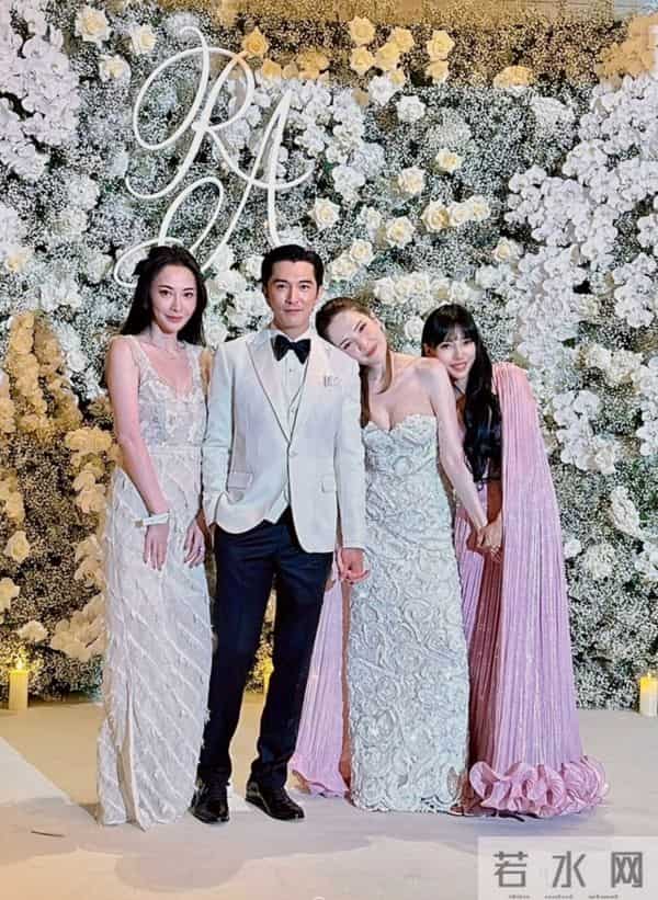 李靓蕾晒邱泽许玮甯婚礼现场照，身着紫色披风长裙和许玮甯玩贴贴