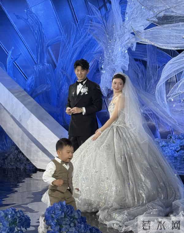 王懿律携妻子参加黄雅琼刘雨辰婚礼，四人合影俊男靓女好养眼！