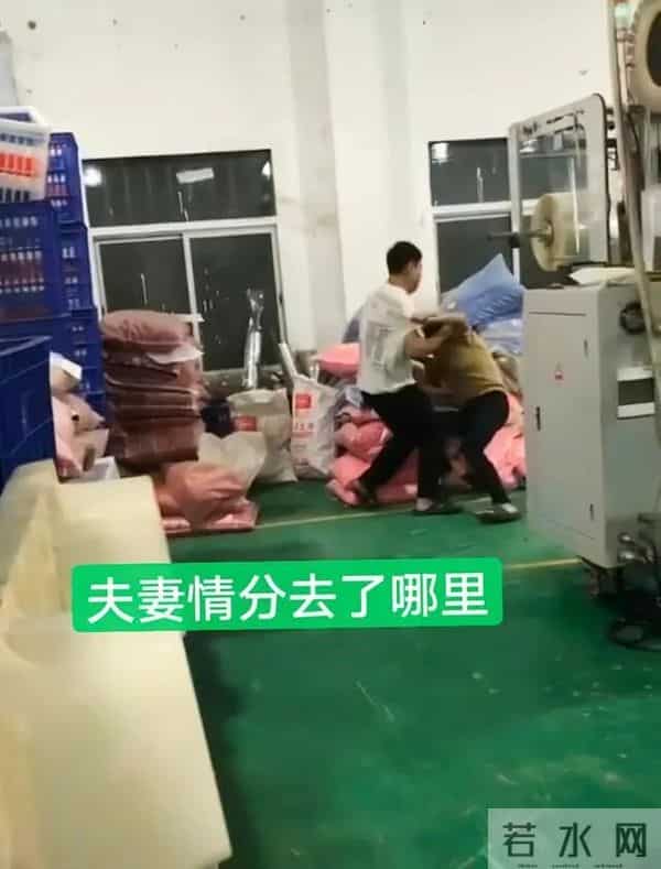 东莞一女子坐男人腿上吃零食，被老公逮住，妻子：都是同事有什么