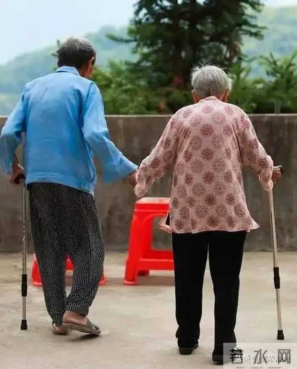 前夫突然离世，儿子打来电话，丈夫的反应让我泪目