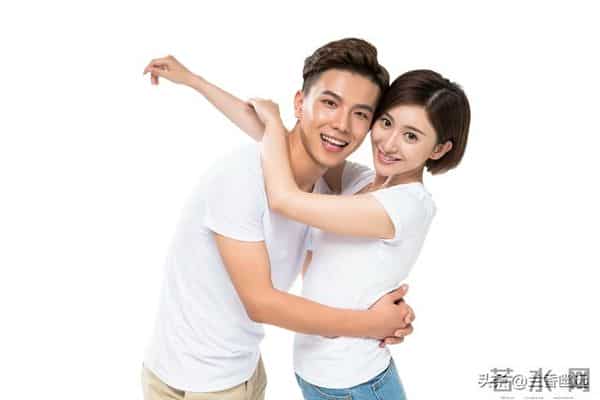 两性：50岁后，女人愿意被你抱，说明这4个心理防线已破防