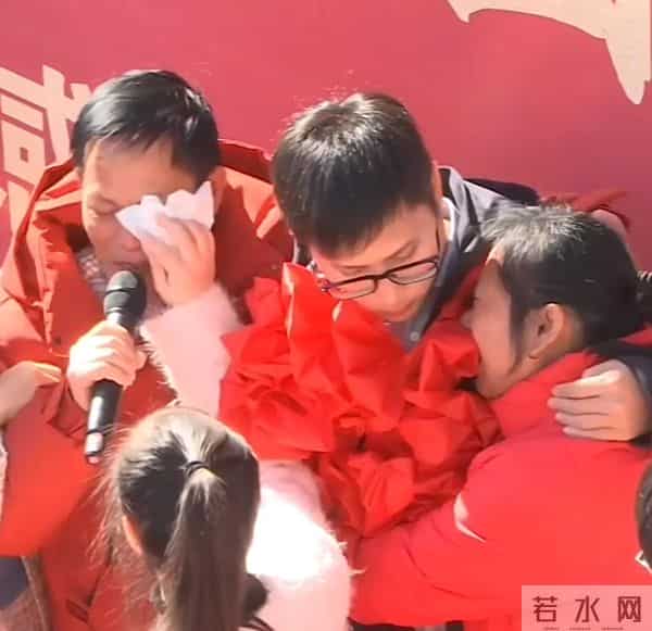 梁志辉被拐30年团圆宴很感人让无数人泪目妈妈送的礼物太有意义了