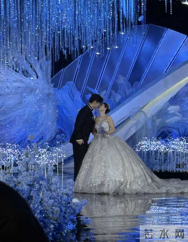 王懿律携妻子参加黄雅琼刘雨辰婚礼，四人合影俊男靓女好养眼！