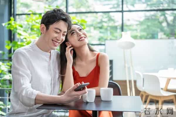 两性：50岁后，女人愿意被你抱，说明这4个心理防线已破防