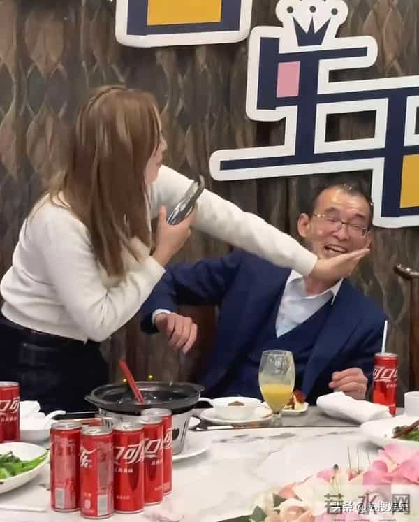 大妹的文案让人泪目！父母同在爱不缺席，分开也不一定就是老谢错