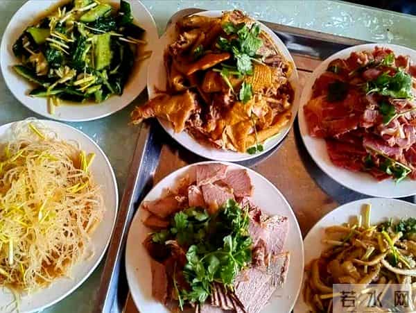 河南丈母娘的菜，款待女婿火了，不剩菜不浪费，网友：真疼女婿！