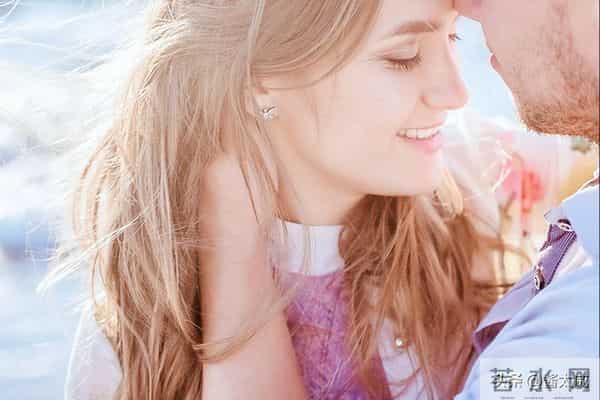 巨蟹的温柔藏着锋 爱像潮水来得汹涌深情不设防 心凉转身悄无声息