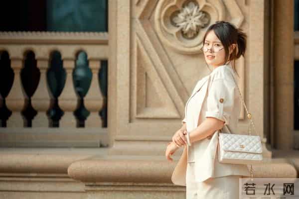 看破不说破的人性铁律-女人突然接近你，90%是发现你有钱有势了