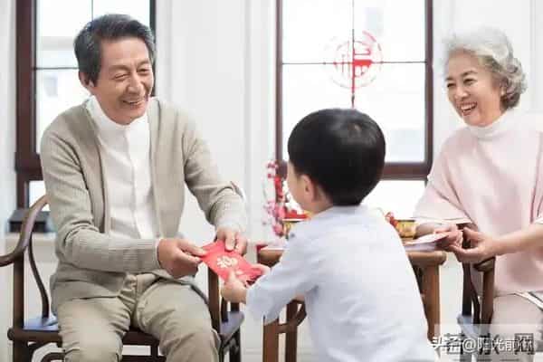 外孙5岁生日我给一万，通话忘了挂断，听见女儿女婿对话我崩溃了