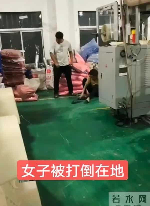 东莞一女子坐男人腿上吃零食，被老公逮住，妻子：都是同事有什么