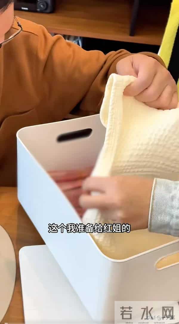 红姐扬言要辞职，小凤怒砸10万，是挽留还是遣散