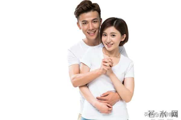 两性：50岁后，女人愿意被你抱，说明这4个心理防线已破防