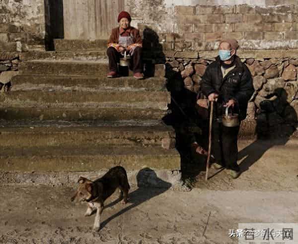 我们村一位妇女为何谈了4个男人，到了晚年还是一个人独居