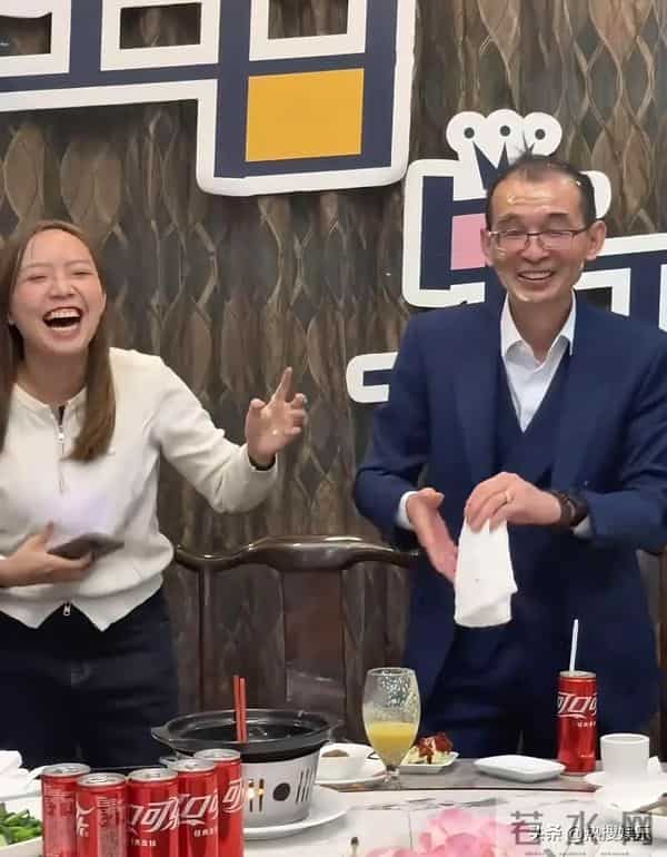 大妹的文案让人泪目！父母同在爱不缺席，分开也不一定就是老谢错