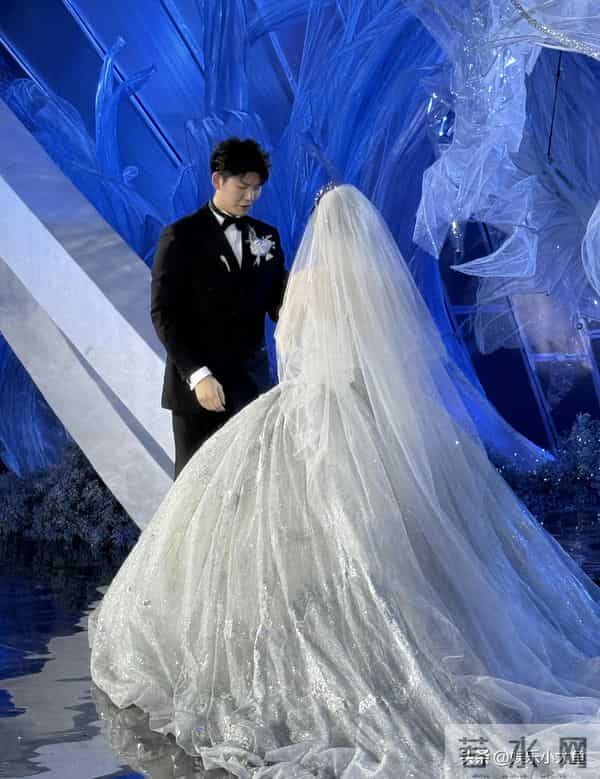 王懿律携妻子参加黄雅琼刘雨辰婚礼，四人合影俊男靓女好养眼！