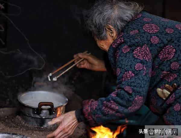我们村一位妇女为何谈了4个男人，到了晚年还是一个人独居
