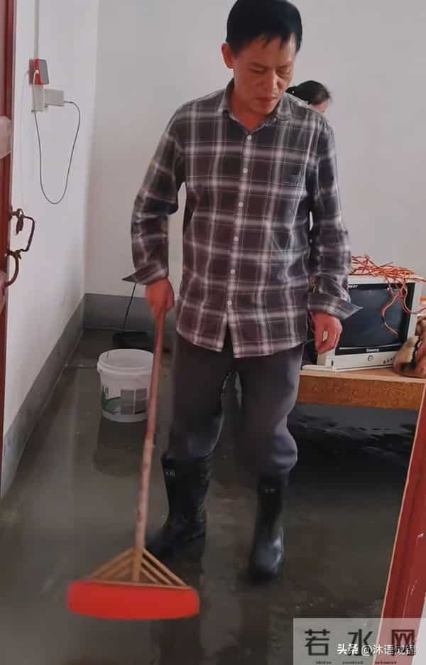 梁志辉给爸妈大红包 弟弟给奶奶买手机 梁志辉是这样到养父母家的！