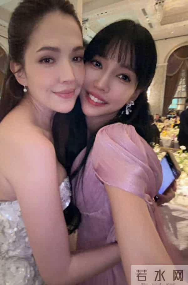 李靓蕾晒邱泽许玮甯婚礼现场照，身着紫色披风长裙和许玮甯玩贴贴