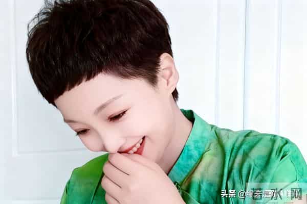 判断一个女人是否“好色”，别听她说什么，看她这3个身体语言