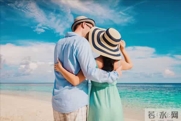 巨蟹的温柔藏着锋 爱像潮水来得汹涌深情不设防 心凉转身悄无声息