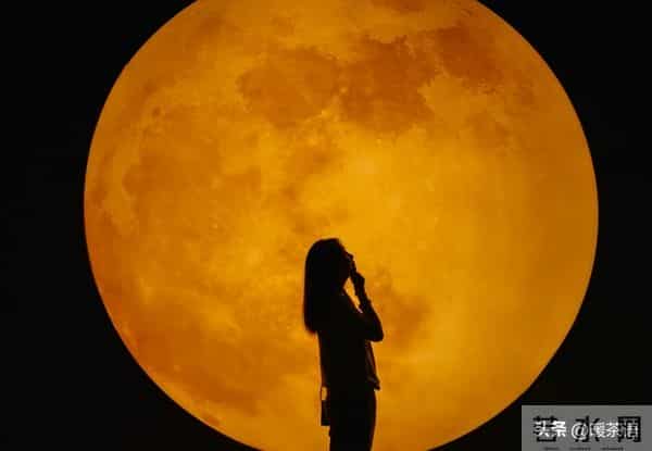 想念一个人，不要天天联系，你这样做，他自然会主动找你