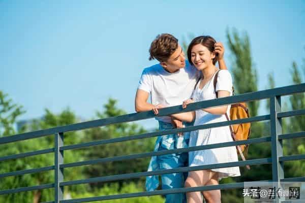 两性：50岁后，女人愿意被你抱，说明这4个心理防线已破防