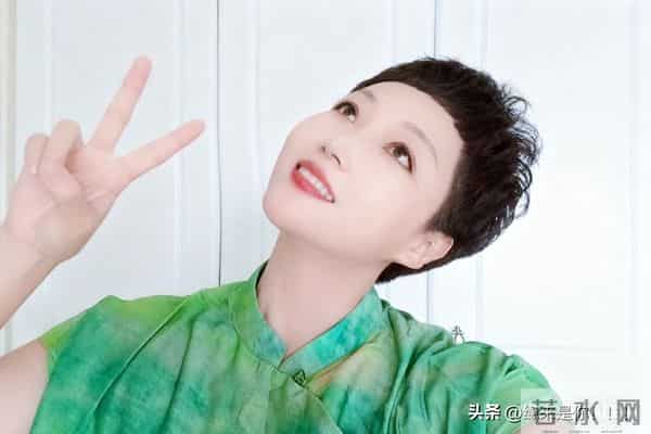 判断一个女人是否“好色”，别听她说什么，看她这3个身体语言