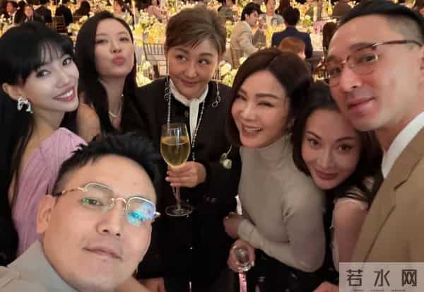 李靓蕾晒邱泽许玮甯婚礼现场照，身着紫色披风长裙和许玮甯玩贴贴