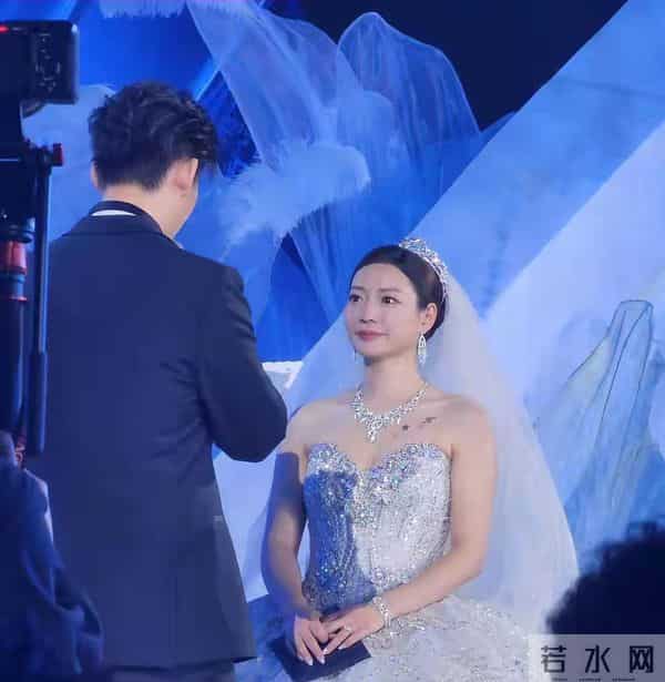 黄雅琼刘雨辰大婚，中式秀禾配西式婚纱，美出天际