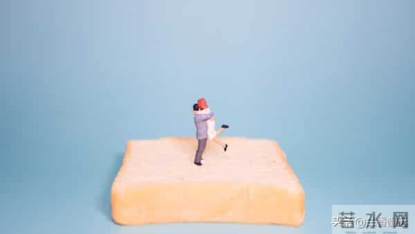 两性：50岁后，女人愿意被你抱，说明这4个心理防线已破防