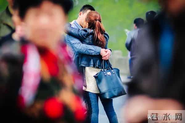 两性：50岁后，女人愿意被你抱，说明这4个心理防线已破防