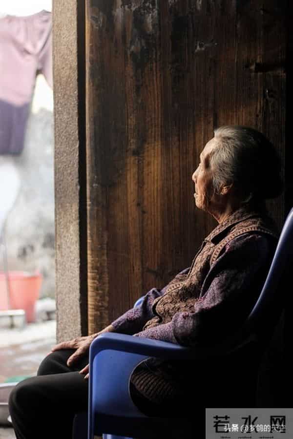 我们村一位妇女为何谈了4个男人，到了晚年还是一个人独居