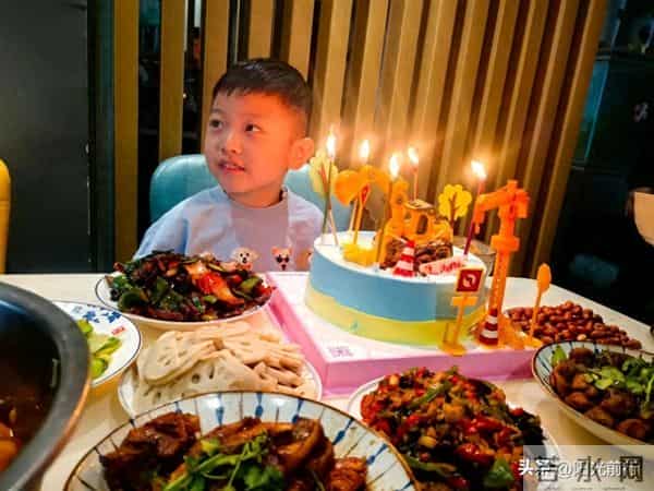 外孙5岁生日我给一万，通话忘了挂断，听见女儿女婿对话我崩溃了