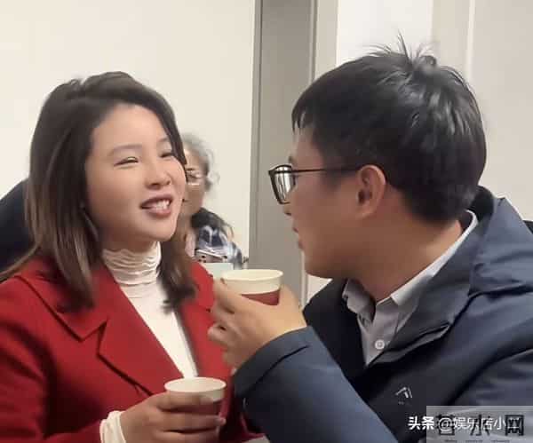 梁志辉送爸妈大红包，还给弟弟妹妹带礼物，梁妈说梁志辉非常害羞