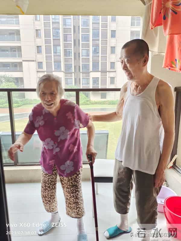 生前竭尽心力托举儿孙，死后也不给儿女添麻烦。