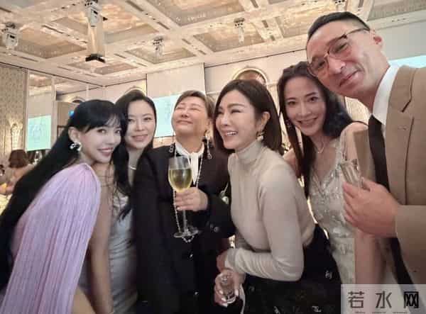 李靓蕾晒邱泽许玮甯婚礼现场照，身着紫色披风长裙和许玮甯玩贴贴