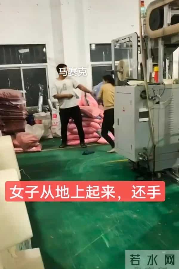 东莞一女子坐男人腿上吃零食，被老公逮住，妻子：都是同事有什么