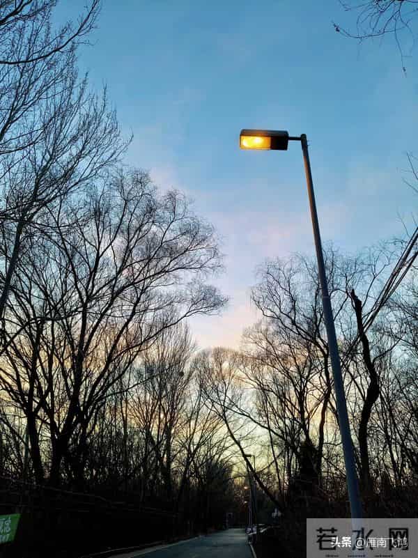 人间的饭吃一碗少一碗身边的人见一面少一面脚下的路走一天少一天